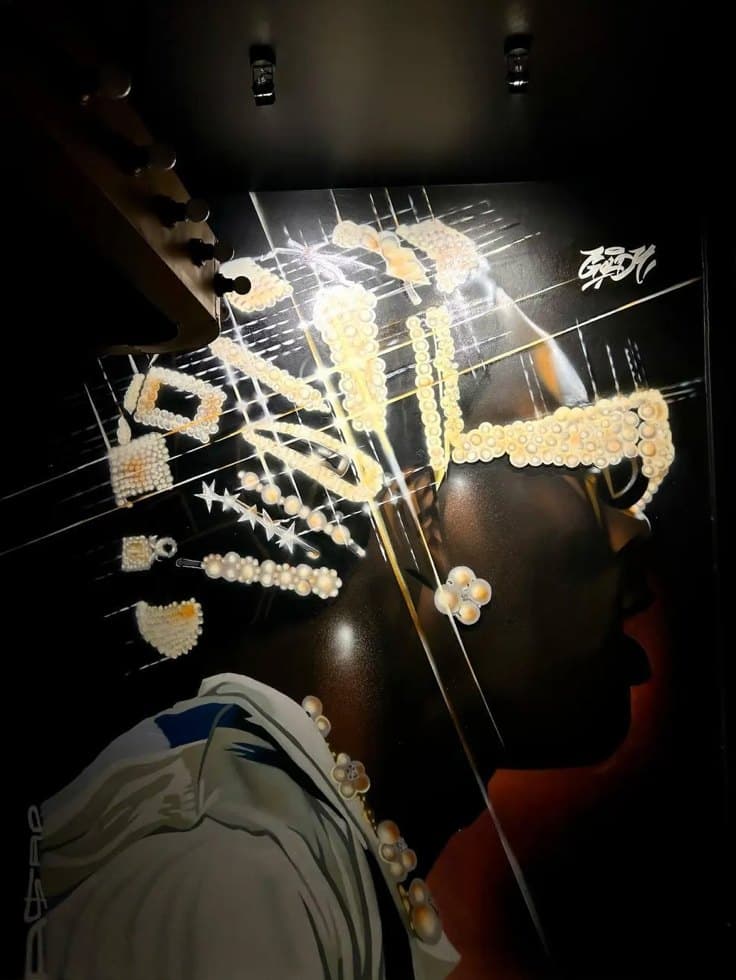 A$AP ROCKY Goldi Mikhail Maksimovich ภาพเขียนบนผนังรูปด้านข้างของบุคคลสวมเครื่องประดับศีรษะไข่มุกและคริสตัล ตัดกับเงามืด