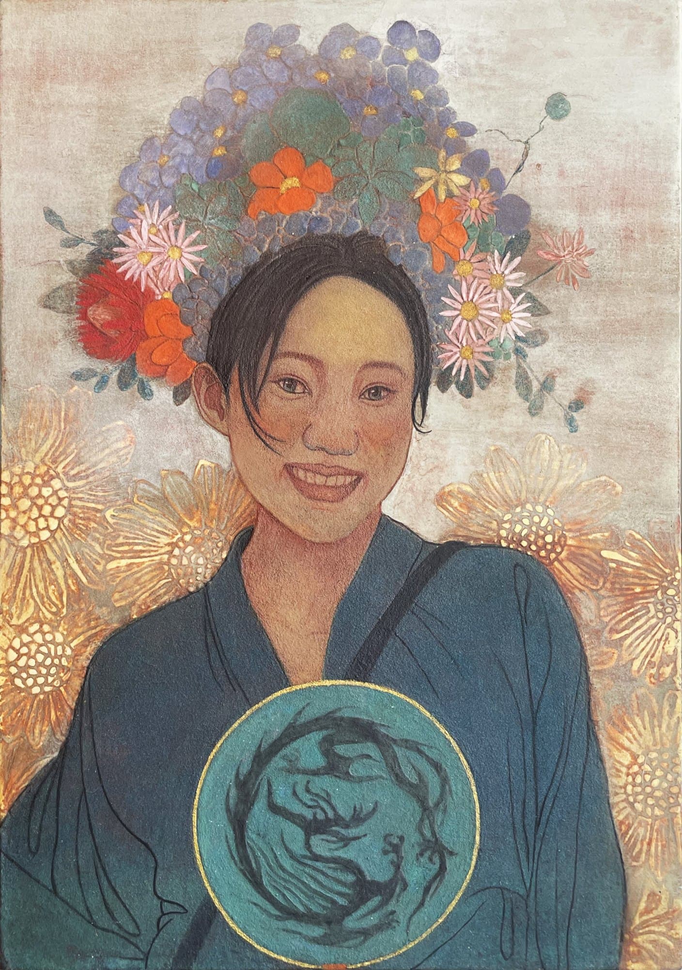 Bloomed Hairpin EN SEO Title: Bloomed Hairpin – Floral Portrait Mineral Painting, Jiadong Yan Meta Description: A symbolic portrait of a woman crowned with flower hairpins, joining Western composition with Eastern line. Mineral pigments and metal leaf by Jiadong Yan, 26×37 cm, 2024. URL Slug: jiadong-yan-bloomed-hairpin-portrait-painting Keywords: floral portrait painting, flower crown portrait, Jiadong Yan, mineral pigment painting, Asian portrait art Alt Text: Mineral painting of a smiling woman wearing a crown of colourful flower hairpins and a blue robe with a dragon roundel TH SEO Title: Bloomed Hairpin ภาพพอร์เทรตหญิงสวมมงกุฎดอกไม้ โดยเจียต้ง หยาน Meta Description: ภาพพอร์เทรตเชิงสัญลักษณ์ของหญิงสาวประดับปิ่นดอกไม้ ผสานการจัดองค์ประกอบแบบตะวันตกกับเส้นแบบตะวันออก สีแร่และแผ่นโลหะเปลว โดยเจียต้ง หยาน 26×37 ซม. ปี 2024 Keywords: ภาพพอร์เทรตผู้หญิง, ภาพวาดมงกุฎดอกไม้, เจียต้ง หยาน, จิตรกรรมสีแร่, ภาพพอร์เทรตเอเชีย Alt Text: ภาพวาดสีแร่หญิงสาวยิ้มสวมมงกุฎปิ่นดอกไม้หลากสี สวมชุดสีน้ำเงินที่มีลายมังกรในวงกลม