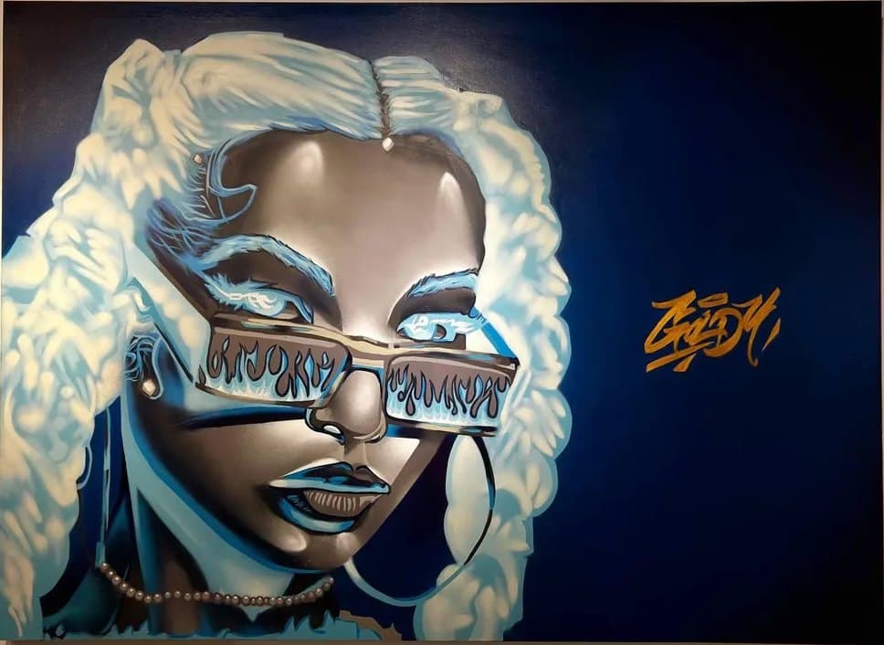 BLUE FLAME Goldi Mikhail Maksimovich ภาพเหมือนผู้หญิงผมหยิกสีขาวอมฟ้าสวมแว่นกันแดดลายเปลวไฟ บนพื้นหลังสีน้ำเงินเข้ม วาดด้วยสีสเปรย์