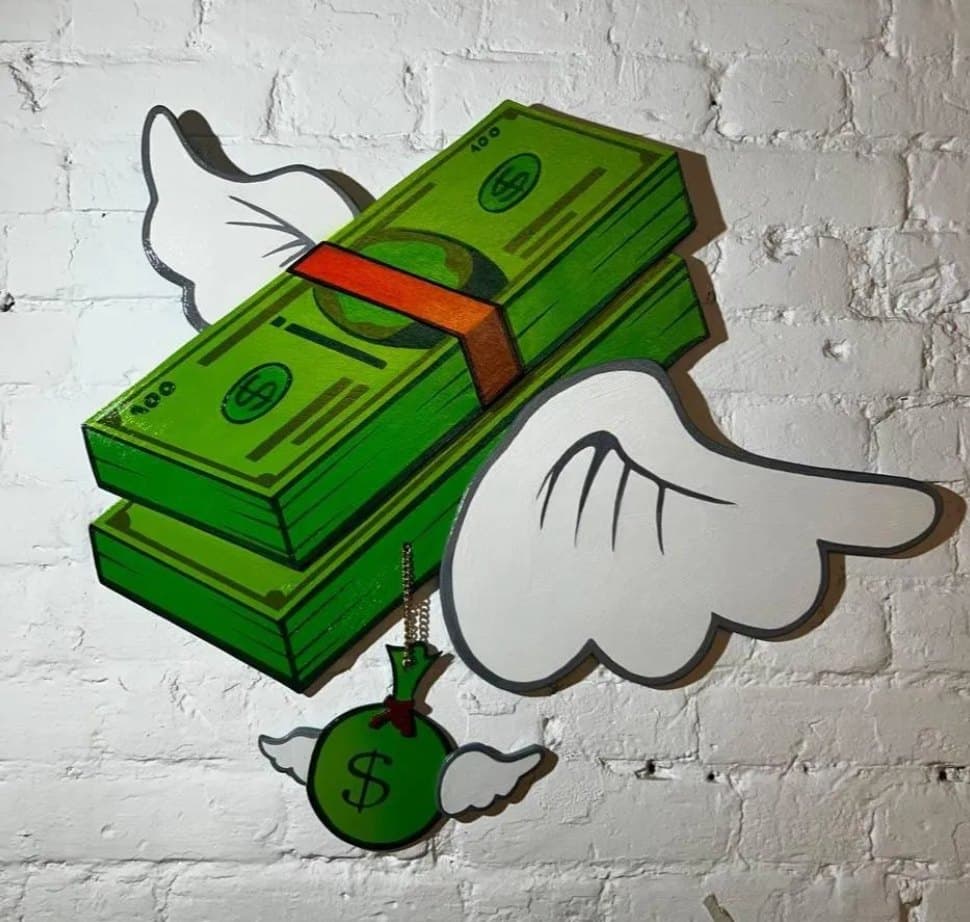 Flying Cash Goldi Mikhail Maksimovich ผลงานตัดรูปทรงภาพปึกธนบัตรสีเขียวติดปีกสีขาวและถุงเงินมีปีก ติดตั้งบนผนังอิฐสีขาว