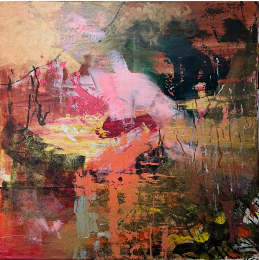 I see Sunset Anastasia Kovaleva ผลงานนามธรรมทรงจัตุรัสโทนส้ม ชมพู แดงสนิม และน้ำตาลเข้ม มีแถบสีเหลืองสว่างกลางภาพและรอยสีไหลหยด