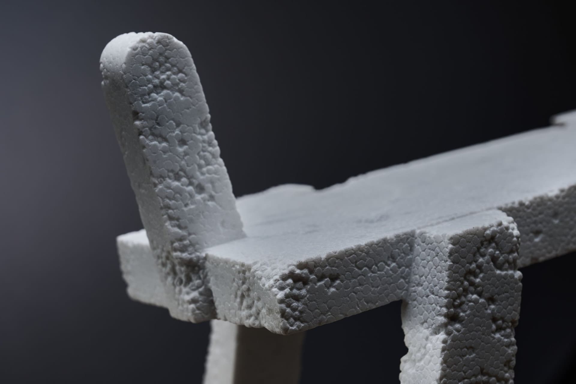 My Warhorse Sergei Gapanovich ภาพระยะใกล้ของม้าโยกหินอ่อนสีขาว