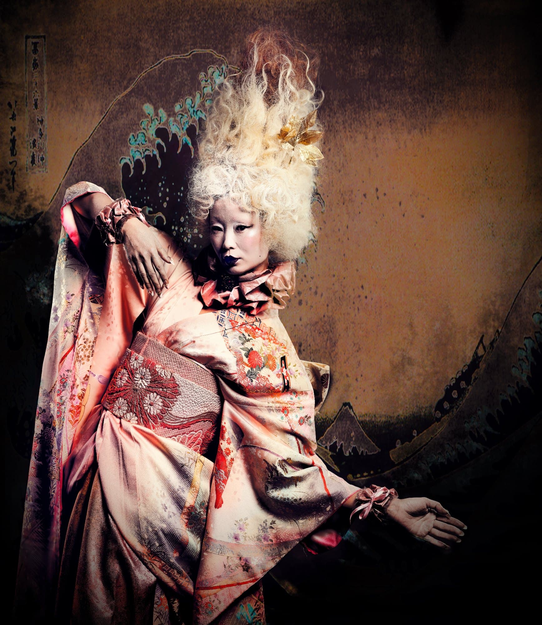 SEO Title Rococo Rising | William Barrington-Binns ชื่อผลงาน Rococo Rising: Chrysanthemums Beneath the Great Wave of Kanagawa URL Slug rococo-rising-chrysanthemums-great-wave-kanagawa Meta Description — English Explore “Rococo Rising” by William Barrington-Binns, where Rococo elegance, chrysanthemums, and the Great Wave of Kanagawa converge in contemporary art. Meta Description — ภาษาไทย สำรวจ “Rococo Rising” โดย William Barrington-Binns ผลงานร่วมสมัยที่ผสานความหรูหราแบบโรโกโก ดอกเบญจมาศ และคลื่นยักษ์แห่งคานางาวะ Artwork Description — English “Rococo Rising: Chrysanthemums Beneath the Great Wave of Kanagawa” by William Barrington-Binns is a contemporary mixed-media and video artwork that brings European Rococo aesthetics into dialogue with Japanese visual culture. An elaborately dressed figure emerges beneath a monumental wave, combining theatrical costume, floral ornament, dramatic gesture, and dreamlike transformation. Chrysanthemums—symbols associated with longevity, renewal, and imperial tradition in Japan—introduce a sense of resilience and seasonal change. Behind the figure, the unmistakable energy of the Great Wave evokes the enduring influence of Japanese ukiyo-e and the overwhelming force of nature. The work creates a meeting point between beauty and danger, ornament and movement, fragility and power. By bringing together visual languages from different periods and cultures, Barrington-Binns reimagines tradition as something fluid, theatrical, and continually evolving. Medium and Editions Video Art Duration: 15 seconds Dimensions: Variable Edition of 3 Mixed Media Archival pigment print on museum-grade stretched canvas, mounted on a handcrafted wooden frame One-of-one Size: 150 × 120 cm Hand-varnished and finished with gold leaf Digital Print Museum-grade fine art paper with archival inks Size: 42 × 29.7 cm Edition of 10 คำบรรยายผลงาน — ภาษาไทย “Rococo Rising: Chrysanthemums Beneath the Great Wave of Kanagawa” โดย William Barrington-Binns คือผลงานสื่อผสมและวิดีโออาร์ตร่วมสมัยที่นำสุนทรียะแบบโรโกโกของยุโรปมาสนทนากับวัฒนธรรมทางภาพของญี่ปุ่น ร่างบุคคลในเครื่องแต่งกายอันวิจิตรปรากฏขึ้นเบื้องหน้าคลื่นขนาดมหึมา ผสานความงดงามเชิงละคร ลวดลายดอกไม้ ท่วงท่าอันโดดเด่น และบรรยากาศเหนือจริงเข้าไว้ด้วยกัน ดอกเบญจมาศซึ่งเชื่อมโยงกับความยืนยาว การเกิดใหม่ และราชประเพณีของญี่ปุ่น สื่อถึงความเข้มแข็งและการเปลี่ยนผ่านของฤดูกาล ขณะที่พลังของคลื่นเบื้องหลังสะท้อนอิทธิพลอันยั่งยืนของศิลปะอุกิโยะเอะและอำนาจที่ไม่อาจควบคุมของธรรมชาติ ผลงานสร้างพื้นที่ซึ่งความงามเผชิญหน้ากับอันตราย ความประณีตพบกับการเคลื่อนไหว และความเปราะบางอยู่ร่วมกับพลังอันยิ่งใหญ่ Barrington-Binns นำภาษาทางศิลปะจากต่างยุคสมัยและวัฒนธรรมมาหลอมรวม พร้อมตีความประเพณีให้กลายเป็นสิ่งที่ลื่นไหล เปี่ยมด้วยการแสดง และเปลี่ยนแปลงอยู่เสมอ เทคนิคและรูปแบบผลงาน วิดีโออาร์ต ความยาว: 15 วินาที ขนาด: ปรับเปลี่ยนตามพื้นที่จัดแสดง จำนวนผลิต: 3 เอดิชัน ผลงานสื่อผสม ภาพพิมพ์อาร์ไควัลพิกเมนต์บนผ้าใบขึงเกรดพิพิธภัณฑ์ ติดตั้งบนกรอบไม้ทำมือ ผลงานหนึ่งเดียว ขนาด: 150 × 120 ซม. เคลือบวานิชและตกแต่งแผ่นทองด้วยมือ ภาพพิมพ์ดิจิทัล กระดาษไฟน์อาร์ตเกรดพิพิธภัณฑ์และหมึกอาร์ไควัล ขนาด: 42 × 29.7 ซม. จำนวนผลิต: 10 เอดิชัน Image Alt Text — English Rococo Rising by William Barrington-Binns, depicting an elaborately dressed figure with chrysanthemums beneath a wave inspired by the Great Wave of Kanagawa. Image Alt Text — ภาษาไทย Rococo Rising โดย William Barrington-Binns ภาพบุคคลในเครื่องแต่งกายวิจิตรพร้อมดอกเบญจมาศ เบื้องหน้าคลื่นซึ่งได้แรงบันดาลใจจากคลื่นยักษ์แห่งคานางาวะ Focus Keyphrase Rococo Rising by William Barrington-Binns Secondary Keywords William Barrington-Binns art, Rococo Rising artwork, Great Wave of Kanagawa art, chrysanthemum artwork, Japanese-inspired contemporary art, Rococo Japanese fusion, mixed-media artwork, contemporary video art, archival pigment print, gold leaf canvas art คำค้นภาษาไทย Rococo Rising, วิลเลียม แบร์ริงตัน-บินส์, ศิลปะคลื่นยักษ์แห่งคานางาวะ, ศิลปะดอกเบญจมาศ, ศิลปะร่วมสมัยญี่ปุ่น, ศิลปะสไตล์โรโกโก, ศิลปะสื่อผสม, วิดีโออาร์ต, ภาพพิมพ์อาร์ไควัลพิกเมนต์, งานศิลปะตกแต่งทองคำเปลว ชื่อไฟล์ภาพแนะนำ rococo-rising-great-wave-william-barrington-binns.jpg
