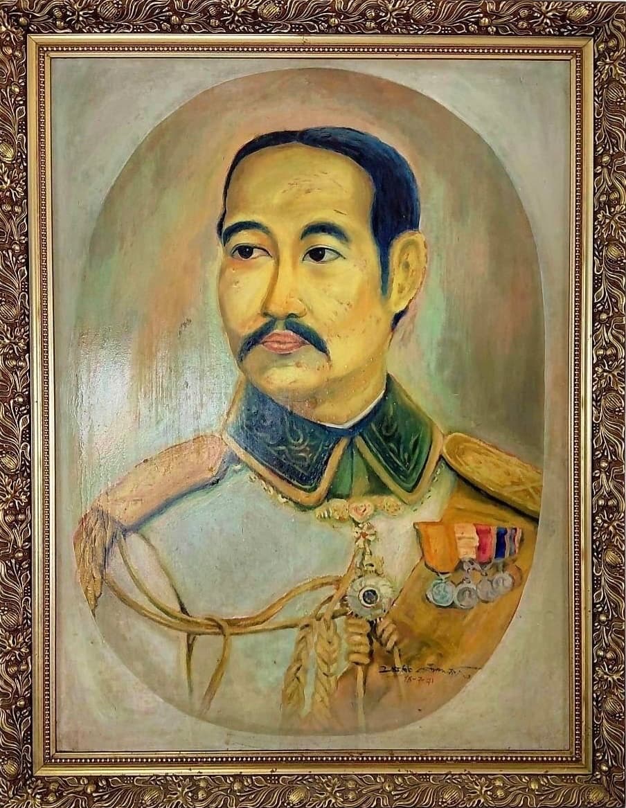 พระบรมสาทิสลักษณ์พระบาทสมเด็จพระจุลจอมเกล้าเจ้าอยู่หัว รัชกาลที่ 5 ในฉลองพระองค์เครื่องแบบ ภาพสีน้ำมันบนแผ่นไม้พร้อมกรอบลวดลายประดับ โดย บรรเลง ดำทองสุก