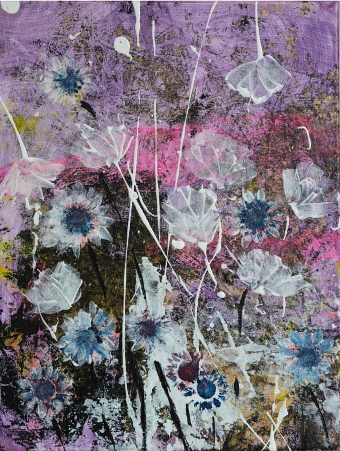 Space Garden Anastasia Kovaleva ผลงานภาพดอกไม้สีขาวและฟ้าคล้ายดอกเดซี่บนพื้นสีม่วงลาเวนเดอร์และชมพู มีประกายสีทองและเส้นสีขาวไหลหยด