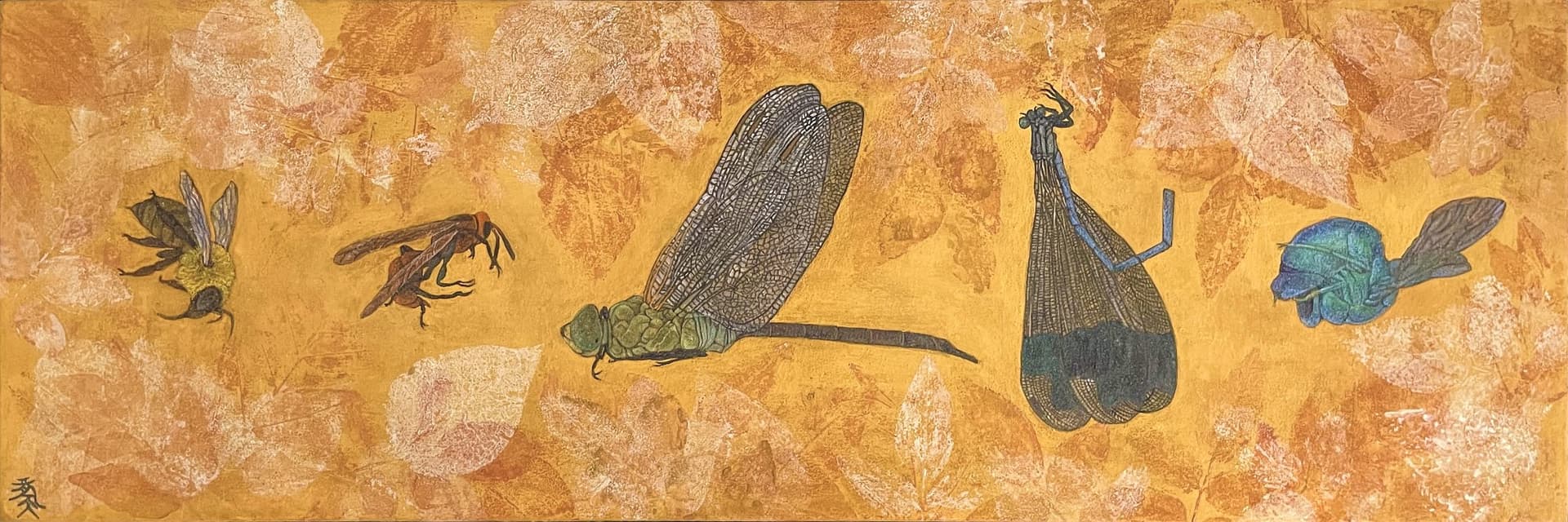 The Waning Glow EN SEO Title: The Waning Glow – Insect Mineral Painting by Jiadong Yan Meta Description: A bee, wasp, dragonfly and damselfly drift across a golden ground of faded leaves in this panoramic mineral painting by Jiadong Yan. Original, 15×45 cm, 2025. URL Slug: jiadong-yan-the-waning-glow-mineral-painting Keywords: insect painting, dragonfly art, Jiadong Yan, mineral pigment painting, panoramic wall art Alt Text: Long horizontal mineral painting of a bee, wasp, dragonfly and other insects in a row on a golden background with faint leaf shapes TH SEO Title: The Waning Glow ภาพแมลงบนพื้นทอง จิตรกรรมสีแร่ โดยเจียต้ง หยาน Meta Description: ผึ้ง ตัวต่อ แมลงปอ และแมลงปอเข็ม เรียงตัวบนพื้นสีทองที่มีรอยใบไม้จาง ๆ จิตรกรรมสีแร่แนวนอน โดยเจียต้ง หยาน งานต้นฉบับ 15×45 ซม. ปี 2025 Keywords: ภาพวาดแมลง, ภาพแมลงปอ, เจียต้ง หยาน, จิตรกรรมสีแร่, ภาพแนวนอนตกแต่งบ้าน Alt Text: ภาพวาดสีแร่แนวนอน ผึ้ง ตัวต่อ แมลงปอ และแมลงอื่น เรียงกันบนพื้นสีทองที่มีเงาใบไม้