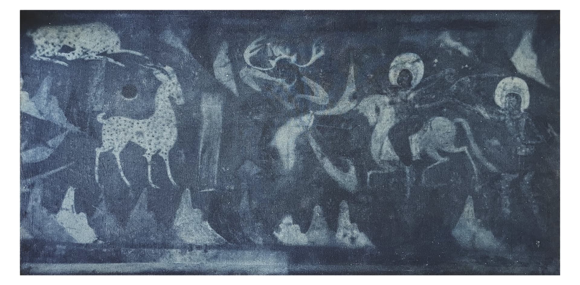 Vision Under the Wall EN SEO Title: Vision Under the Wall – Cave Mural Painting on Fabric, Jiadong Yan Meta Description: Deer, haloed riders and mountain peaks emerge in blue tones, echoing ancient Buddhist cave murals. Mineral pigments on cotton fabric by Jiadong Yan, 30×60 cm, 2025. URL Slug: jiadong-yan-vision-under-the-wall-mural-painting Keywords: Buddhist cave mural art, mineral painting on fabric, Jiadong Yan, blue mural painting, Silk Road art Alt Text: Horizontal blue-toned mineral painting on fabric showing a spotted deer, haloed figures on horseback and pointed mountains in a cave mural style TH SEO Title: Vision Under the Wall จิตรกรรมสีแร่บนผ้า โดยเจียต้ง หยาน Meta Description: กวาง ผู้ขี่ม้าที่มีรัศมี และยอดเขา ปรากฏในโทนสีน้ำเงิน สะท้อนจิตรกรรมฝาผนังถ้ำพุทธศิลป์โบราณ สีแร่บนผ้าฝ้าย โดยเจียต้ง หยาน 30×60 ซม. ปี 2025 Keywords: จิตรกรรมฝาผนังถ้ำพุทธศิลป์, ภาพวาดสีแร่บนผ้า, เจียต้ง หยาน, ภาพวาดโทนน้ำเงิน, ศิลปะเส้นทางสายไหม Alt Text: ภาพวาดสีแร่บนผ้าแนวนอนโทนน้ำเงิน กวางลายจุด ผู้ขี่ม้ามีรัศมี และยอดเขาแหลม ในสไตล์จิตรกรรมฝาผนังถ้ำ