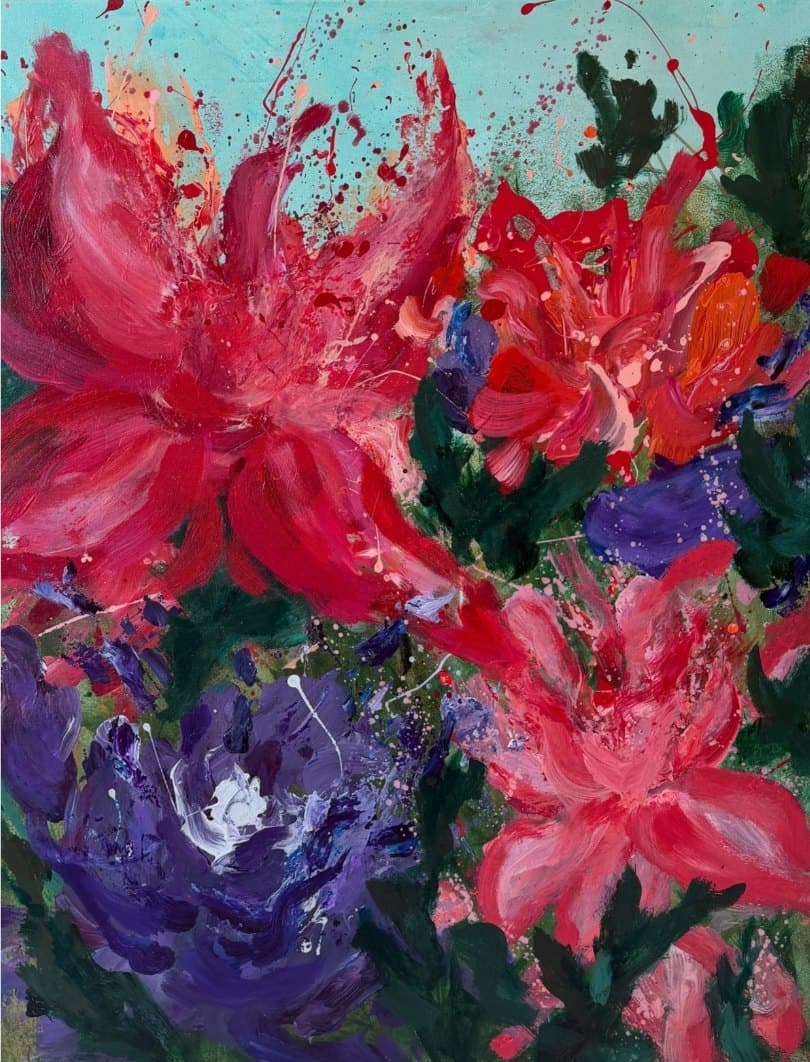 Windy at Grandma’s Garden Anastasia Kovaleva ผลงานภาพดอกไม้สีแดง ชมพู และม่วงเข้มกลีบใหญ่ ฝีแปรงหนาและรอยสีสาดบนพื้นหลังสีฟ้ามินต์